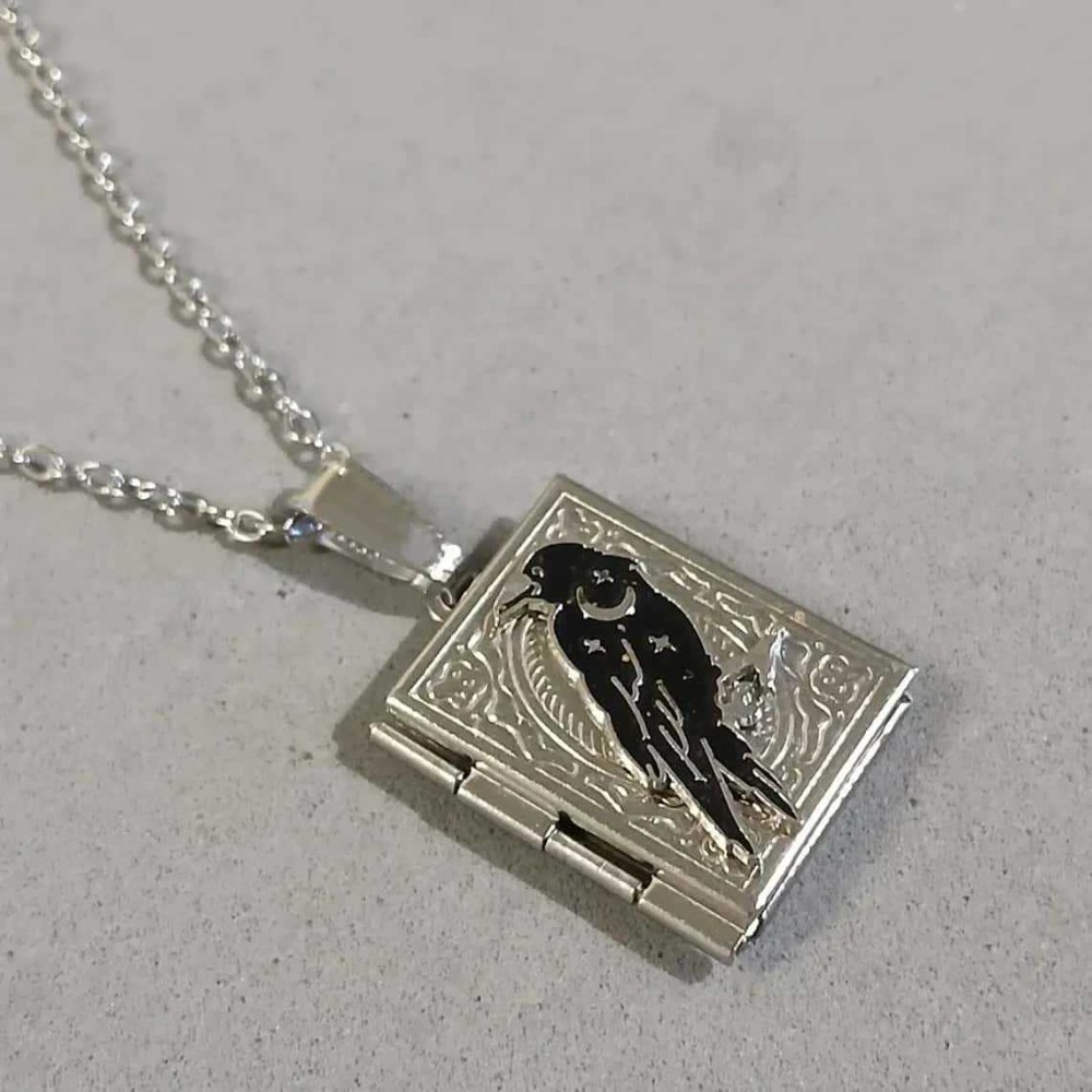 Trendy Exquisite Carving Moon  - Women'S Vampire Accessories recensie en prijs